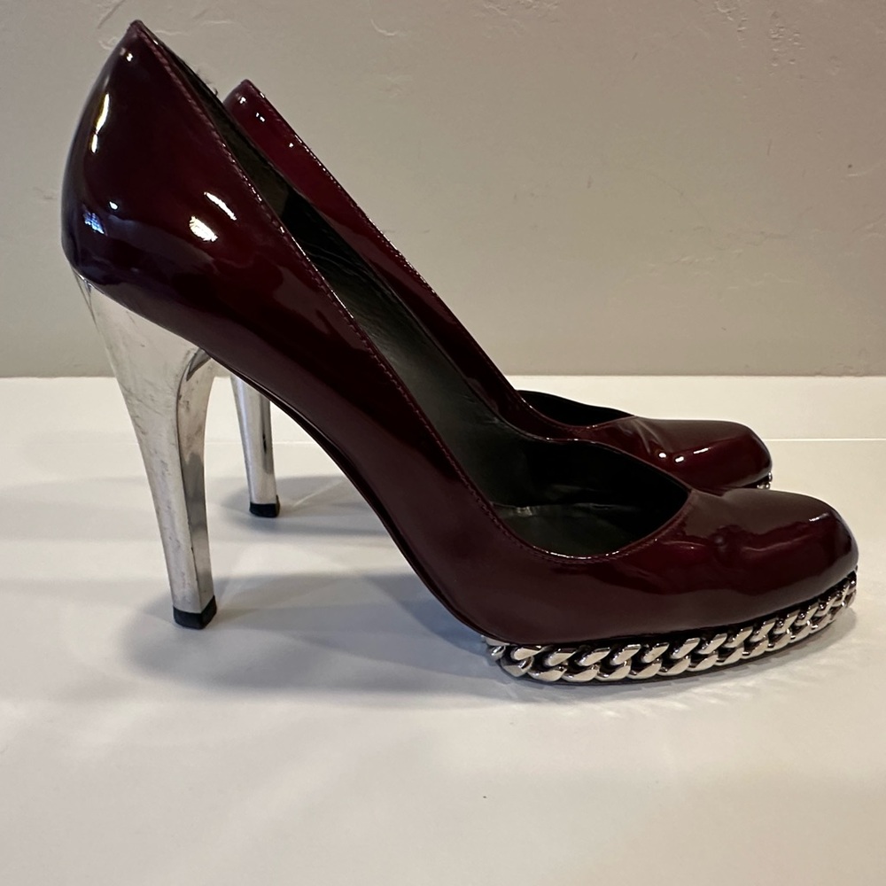 Beautiful Stuart Whitman burgundy chain detail pumps